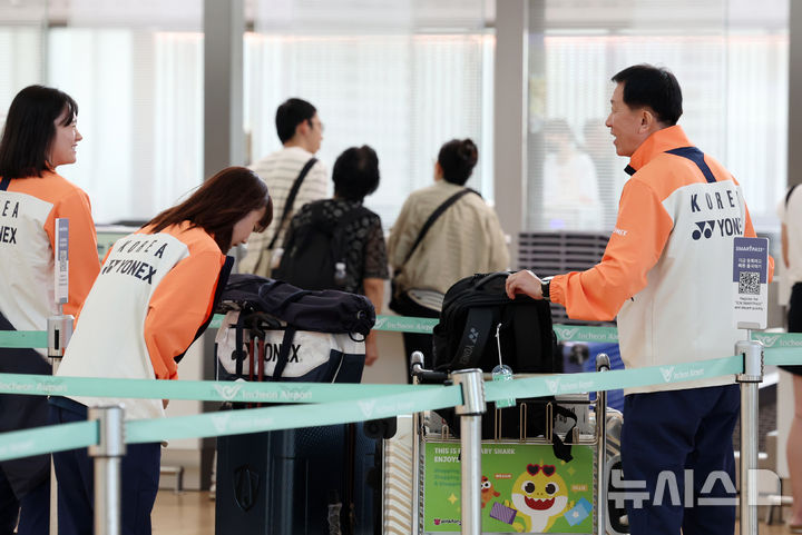 [인천공항=뉴시스] 조성우 기자 = 박주봉(오른쪽) 대한민국 배드민턴 국가대표팀 감독이 22일 오전 인천국제공항 제1여객터미널에서 오는 25일 열리는 2025 세계배드민턴연맹(BWF) 세계개인배드민턴선수권대회 참가를 위해 프랑스 파리로 출국하고 있다. 2025.08.22. xconfind@newsis.com