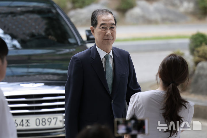 [서울=뉴시스] 정병혁 기자 = 한덕수 전 국무총리가 22일 서울 서초구 서울고등검찰청에 마련된 내란특검 사무실로 조사를 받기 위해 출석하고 있다. 2025.08.22. jhope@newsis.com