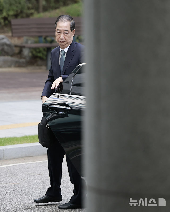 [서울=뉴시스] 정병혁 기자 = 한덕수 전 국무총리가 22일 서울 서초구 서울고등검찰청에 마련된 내란특검 사무실로 조사를 받기 위해 출석하고 있다. 2025.08.22. jhope@newsis.com