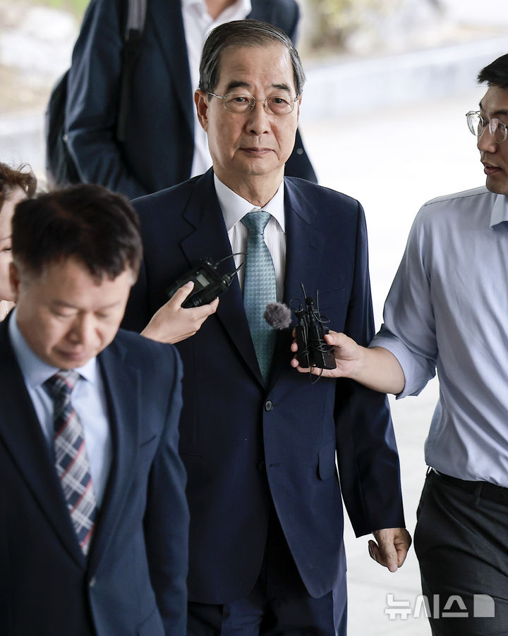 [서울=뉴시스] 정병혁 기자 = 한덕수 전 국무총리가 22일 서울 서초구 서울고등검찰청에 마련된 내란특검 사무실로 조사를 받기 위해 출석하고 있다. 2025.08.22. jhope@newsis.com