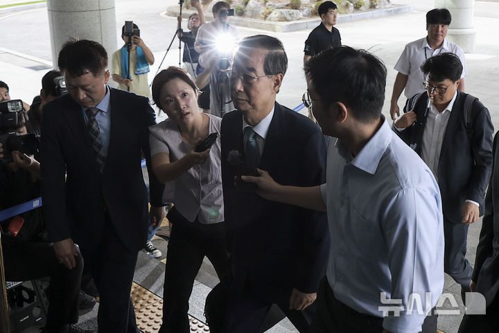 [서울=뉴시스] 정병혁 기자 = 한덕수 전 국무총리가 22일 서울 서초구 서울고등검찰청에 마련된 내란특검 사무실로 조사를 받기 위해 출석하고 있다. 2025.08.22. jhope@newsis.com