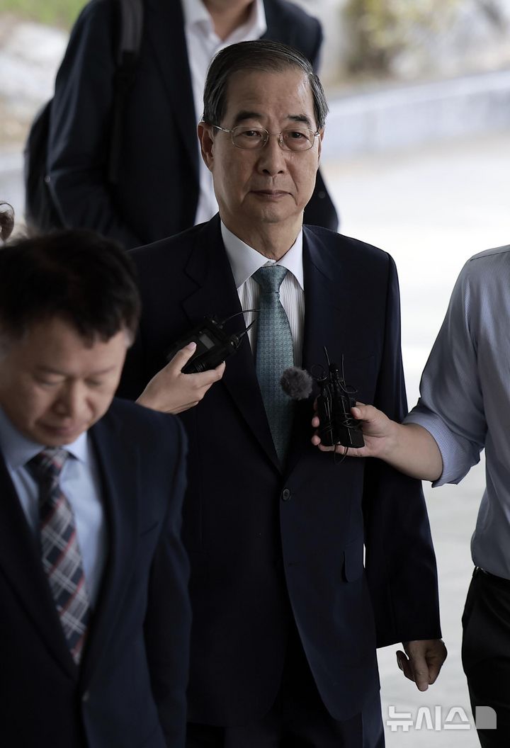 [서울=뉴시스] 정병혁 기자 = 한덕수 전 국무총리가 22일 서울 서초구 서울고등검찰청에 마련된 내란특검 사무실로 조사를 받기 위해 출석하고 있다. 2025.08.22. jhope@newsis.com