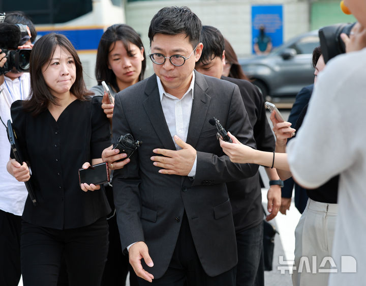 [서울=뉴시스] 이영환 기자 = 민경민 오아시스에쿼티파트너스 대표가 22일 오전 서울 종로구에 마련된 김건희 특검팀(특별검사 민중기) 사무실로 조사를 받기 위해 출석하고 있다. 2025.08.22. 20hwan@newsis.com