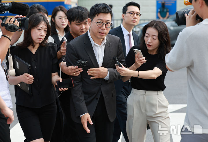 [서울=뉴시스] 이영환 기자 = 민경민 오아시스에쿼티파트너스 대표가 22일 오전 서울 종로구에 마련된 김건희 특검팀(특별검사 민중기) 사무실로 조사를 받기 위해 출석하고 있다. 2025.08.22. 20hwan@newsis.com