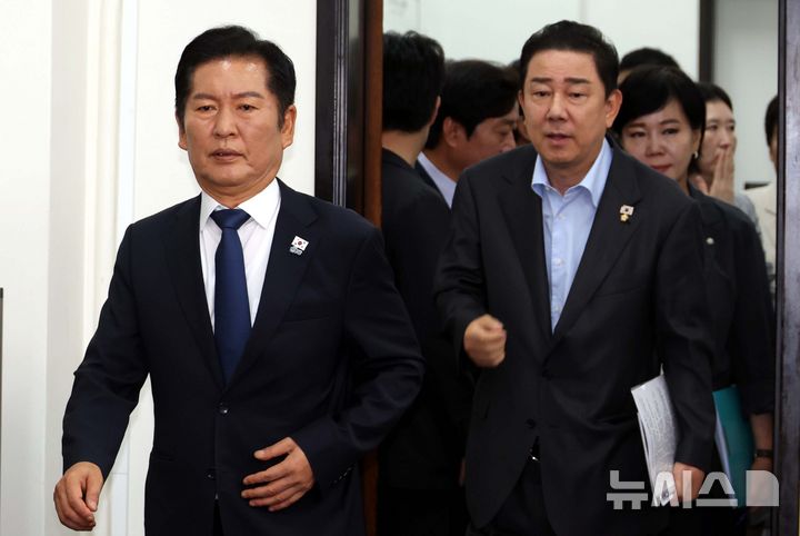 [서울=뉴시스] 조성봉 기자= 정청래 더불어민주당 대표와 김병기 원내대표가 22일 오전 서울 여의도 국회에서 열린 최고위원회의에 참석하고 있다. 2025.08.22. suncho21@newsis.com