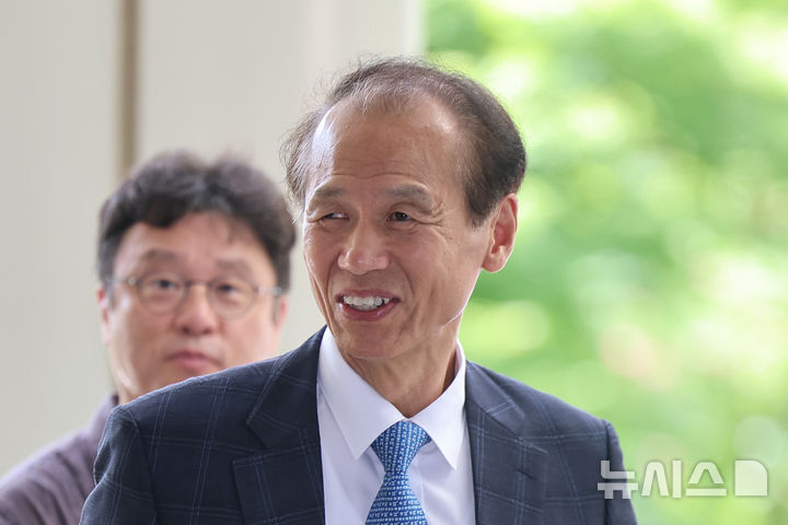 [서울=뉴시스] 홍효식 기자 = 최문순 전 강원도지사가 22일 오전 서울 서초구 서울중앙지방법원에서 열린 '알펜시아 입찰담합' 의혹 관련 1차 공판에 출석하고 있다. (공동취재) 2025.08.22. photo@newsis.com