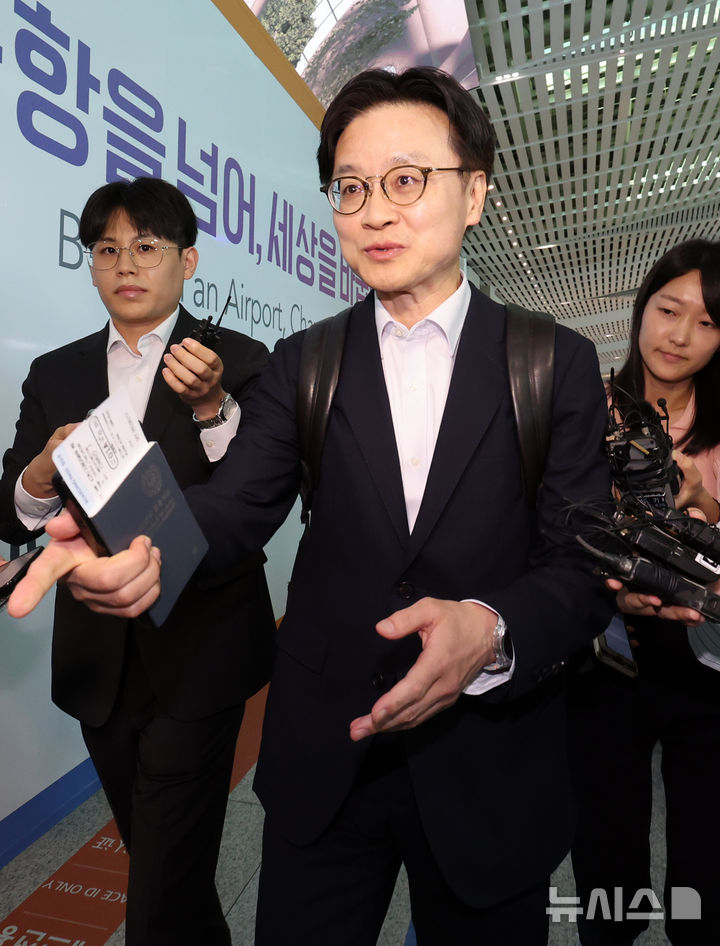 [인천공항=뉴시스] 조성우 기자 = 김정관 산업통상자원부 장관이 22일 오전 인천국제공항 제2여객터미널을 통해 미국을 출국하고 있다.김 장관과 여한구 통상교섭본부장은 한미정상회담 선발대로 이날(22일) 미국을 방문해 하워드 러트닉 미 상무장관과 크리스 라이트 미국 에너지부 장관 등과 만날 것으로 알려졌다. 2025.08.22. xconfind@newsis.com