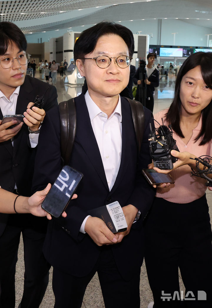 [인천공항=뉴시스] 조성우 기자 = 김정관 산업통상자원부 장관이 22일 오전 인천국제공항 제2여객터미널을 통해 미국을 출국하고 있다.김 장관과 여한구 통상교섭본부장은 한미정상회담 선발대로 이날(22일) 미국을 방문해 하워드 러트닉 미 상무장관과 크리스 라이트 미국 에너지부 장관 등과 만날 것으로 알려졌다. 2025.08.22. xconfind@newsis.com