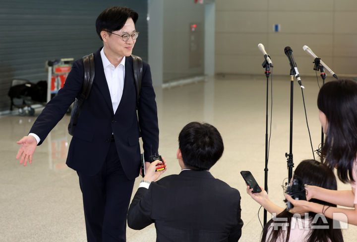 [인천공항=뉴시스] 조성우 기자 = 김정관 산업통상자원부 장관이 22일 오전 인천국제공항 제2여객터미널을 통해 미국을 출국하고 있다.김 장관과 여한구 통상교섭본부장은 한미정상회담 선발대로 이날(22일) 미국을 방문해 하워드 러트닉 미 상무장관과 크리스 라이트 미국 에너지부 장관 등과 만날 것으로 알려졌다. 2025.08.22. xconfind@newsis.com