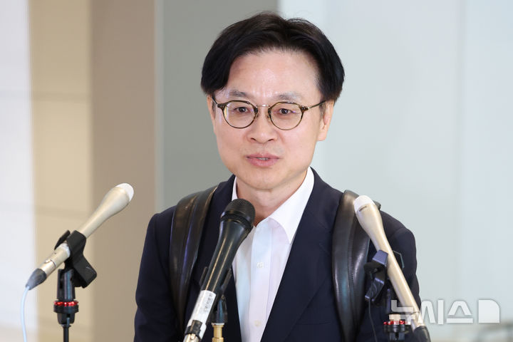 [인천공항=뉴시스] 조성우 기자 = 김정관 산업통상자원부 장관이 22일 오전 인천국제공항 제2여객터미널을 통해 미국을 출국하기 전 취재진 질문에 답변하고 있다.김 장관과 여한구 통상교섭본부장은 한미정상회담 선발대로 이날(22일) 미국을 방문해 하워드 러트닉 미 상무장관과 크리스 라이트 미국 에너지부 장관 등과 만날 것으로 알려졌다. 2025.08.22. xconfind@newsis.com