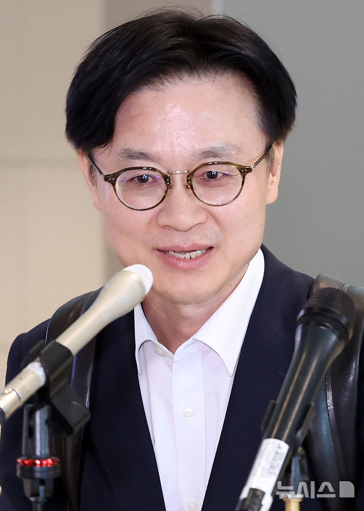 [인천공항=뉴시스] 조성우 기자 = 김정관 산업통상자원부 장관이 22일 오전 인천국제공항 제2여객터미널을 통해 미국을 출국하기 전 취재진 질문에 답변하고 있다.김 장관과 여한구 통상교섭본부장은 한미정상회담 선발대로 이날(22일) 미국을 방문해 하워드 러트닉 미 상무장관과 크리스 라이트 미국 에너지부 장관 등과 만날 것으로 알려졌다. 2025.08.22. xconfind@newsis.com