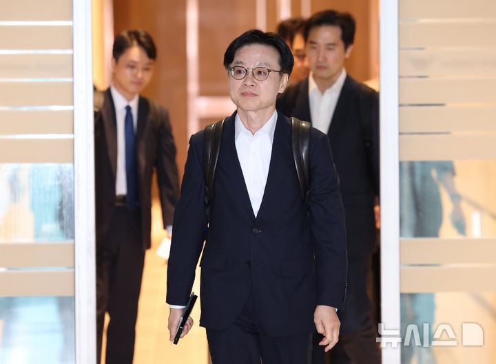 [인천공항=뉴시스] 조성우 기자 = 김정관 산업통상자원부 장관이 22일 오전 인천국제공항 제2여객터미널을 통해 미국을 출국하고 있다.김 장관과 여한구 통상교섭본부장은 한미정상회담 선발대로 이날(22일) 미국을 방문해 하워드 러트닉 미 상무장관과 크리스 라이트 미국 에너지부 장관 등과 만날 것으로 알려졌다. 2025.08.22. xconfind@newsis.com
