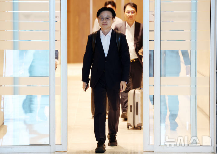 [인천공항=뉴시스] 조성우 기자 = 김정관 산업통상자원부 장관이 22일 오전 인천국제공항 제2여객터미널을 통해 미국을 출국하고 있다. 김 장관과 여한구 통상교섭본부장은 한미정상회담 선발대로 이날(22일) 미국을 방문해 하워드 러트닉 미 상무장관과 크리스 라이트 미국 에너지부 장관 등과 만날 것으로 알려졌다. 2025.08.22. xconfind@newsis.com