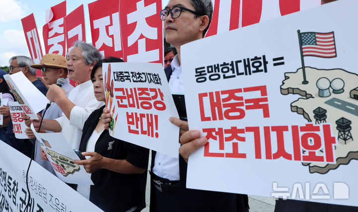 [서울=뉴시스] 이영환 기자 = 이홍정 자주통일평화연대 상임대표 의장이 22일 오전 서울 종로구 광화문광장에서 열린 한미 정상회담 즈음한 각계 공동 기자회견에 참석해 발언을 하고 있다. 2025.08.22. 20hwan@newsis.com