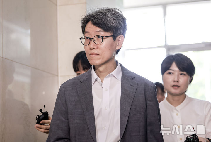 [서울=뉴시스] 정병혁 기자 = 이기흠 법무부 출입국심사과장이 22일 서울 서초구 순직해병 특검(이명현 특별검사) 사무실에 참고인 조사를 받기 위해 출석하고 있다. 2025.08.22. jhope@newsis.com