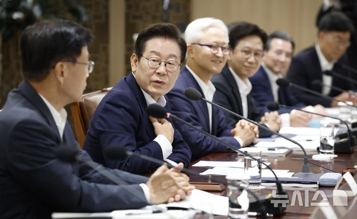 [서울=뉴시스] 최동준 기자 = 이재명 대통령이 22일 서울 용산 대통령실 청사에서 열린 제1회 국가과학기술자문회의 전원회의에서 최양희 국가과학기술자문회의 부의장과 대화하고 있다. 2025.08.22. photocdj@newsis.com