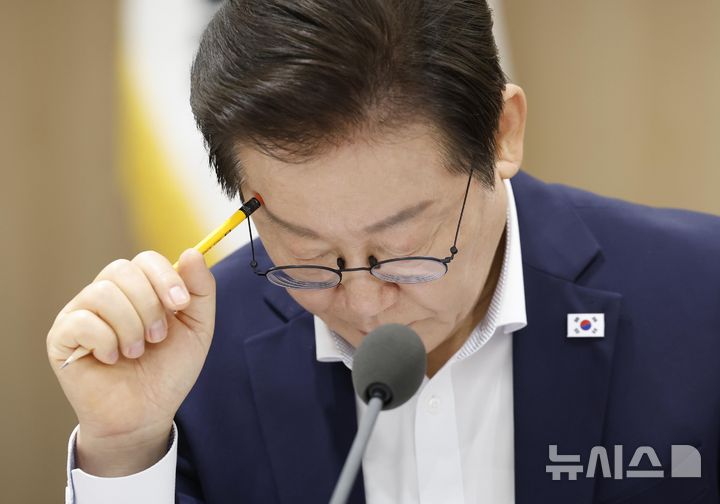 [서울=뉴시스] 최동준 기자 = 이재명 대통령이 22일 서울 용산 대통령실 청사에서 열린 제1회 국가과학기술자문회의 전원회의에서 자료를 보고 있다. 2025.08.22. photocdj@newsis.com