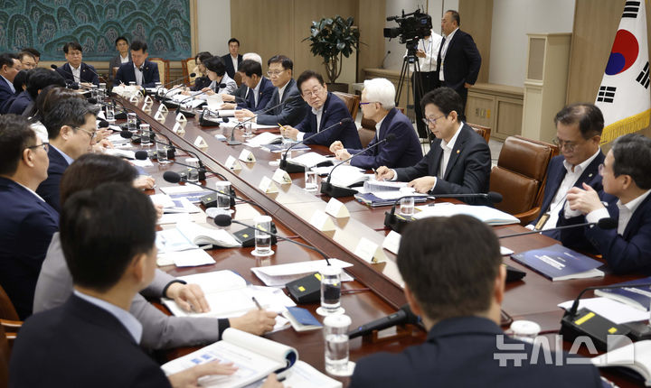 [서울=뉴시스] 최동준 기자 = 이재명 대통령이 22일 서울 용산 대통령실 청사에서 열린 제1회 국가과학기술자문회의 전원회의에서 참석자 발언을 듣고 있다. 2025.08.22. photocdj@newsis.com