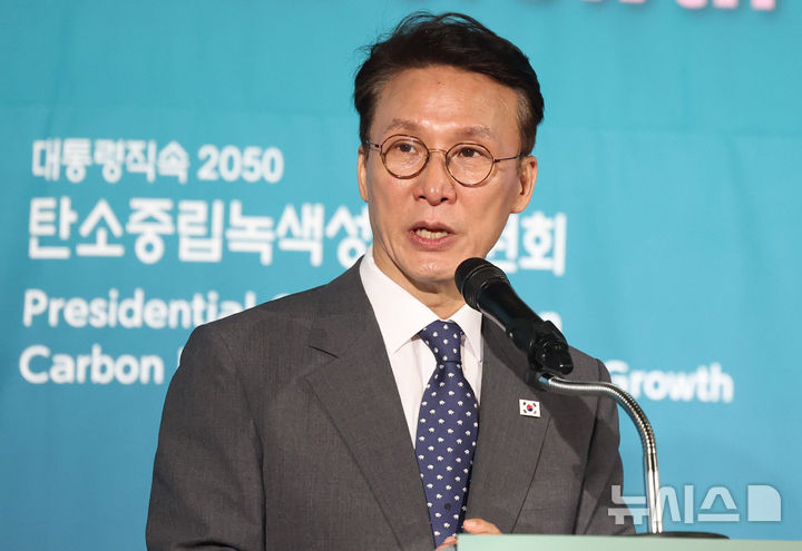 [서울=뉴시스] 추상철 기자 = 김민석 국무총리가 22일 오전 서울 종로구 포시즌스 호텔에서 열린 '탄소중립 글로벌 협력 컨퍼런스'에서 개회사를 하고 있다. 2025.08.22. scchoo@newsis.com