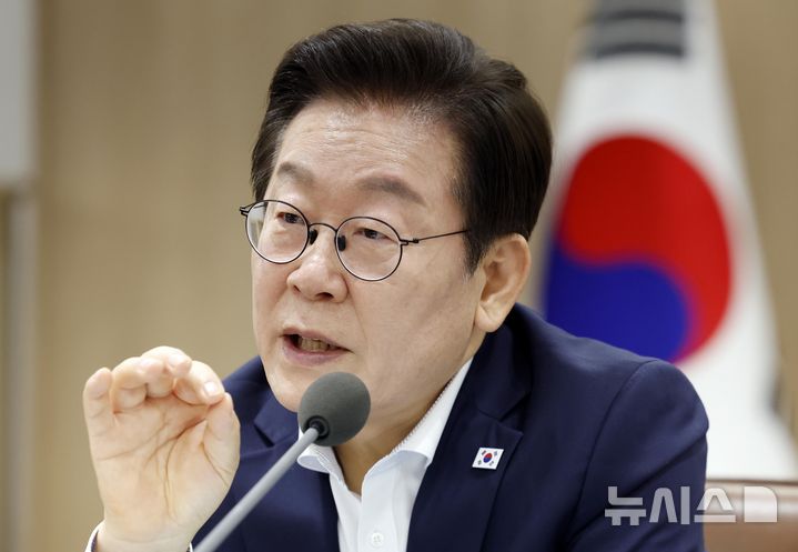 [서울=뉴시스] 최동준 기자 = 이재명 대통령이 22일 서울 용산 대통령실 청사에서 열린 제1회 국가과학기술자문회의 전원회의에서 발언하고 있다. 2025.08.22. photocdj@newsis.com