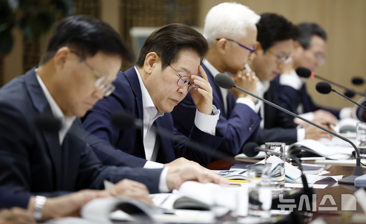 [서울=뉴시스] 최동준 기자 = 이재명 대통령이 22일 서울 용산 대통령실 청사에서 열린 제1회 국가과학기술자문회의 전원회의에서 자료를 보고 있다. 2025.08.22. photocdj@newsis.com