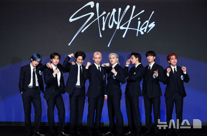 [서울=뉴시스] 김혜진 기자 = 그룹 스트레이키즈(왼쪽부터 리노, 한, 아이엔, 필릭스, 방찬, 현진, 승민, 창빈)가 22일 오전 서울 영등포구 콘래드 서울에서 열린 네 번째 정규앨범 '카르마'(KARMA)' 발매 기념 기자간담회에서 포즈를 취하고 있다. 2025.08.22. jini@newsis.com