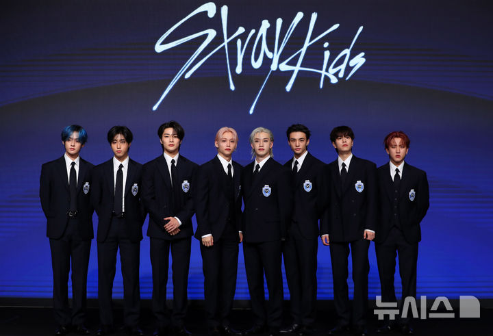 [서울=뉴시스] 김혜진 기자 = 그룹 스트레이키즈(왼쪽부터 리노, 한, 아이엔, 필릭스, 방찬, 현진, 승민, 창빈)가 22일 오전 서울 영등포구 콘래드 서울에서 열린 네 번째 정규앨범 '카르마'(KARMA)' 발매 기념 기자간담회에서 포즈를 취하고 있다. 2025.08.22. jini@newsis.com