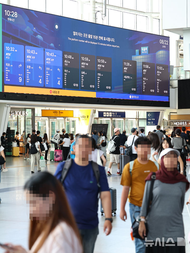 [서울=뉴시스] 최진석 기자 = 22일 시범 가동 중인 서울역 대형 전광판 Platform111에 열차 출도착 및 영상 송출 테스트를 위한 영상이 나오고 있다. 총 길이 111m, 높이 5.5m, 면적 610.5㎡의 Platform111은 시범 가동을 거쳐 다음 달 1일 정상 운영될 예정이다. 2025.08.22. myjs@newsis.com