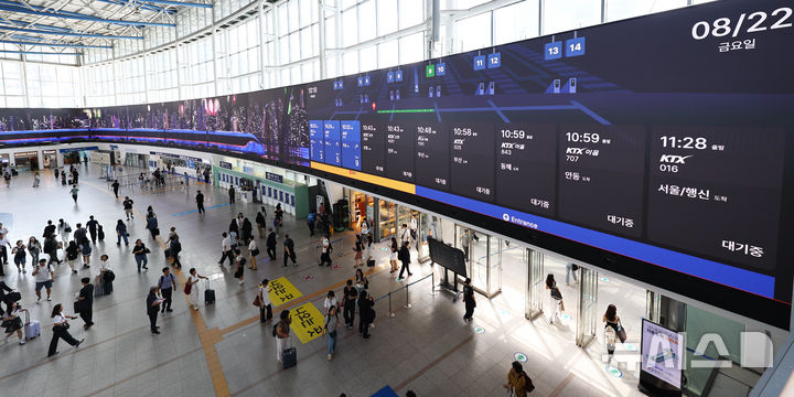 [서울=뉴시스] 최진석 기자 = 22일 시범 가동 중인 서울역 대형 전광판 Platform111에 열차 출도착 및 영상 송출 테스트를 위한 영상이 나오고 있다. 총 길이 111m, 높이 5.5m, 면적 610.5㎡의 Platform111은 시범 가동을 거쳐 다음 달 1일 정상 운영될 예정이다. 2025.08.22. myjs@newsis.com