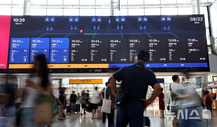 [서울=뉴시스] 최진석 기자 = 22일 시범 가동 중인 서울역 대형 전광판 Platform111에 열차 출도착 및 영상 송출 테스트를 위한 영상이 나오고 있다. 총 길이 111m, 높이 5.5m, 면적 610.5㎡의 Platform111은 시범 가동을 거쳐 다음 달 1일 정상 운영될 예정이다. 2025.08.22. myjs@newsis.com