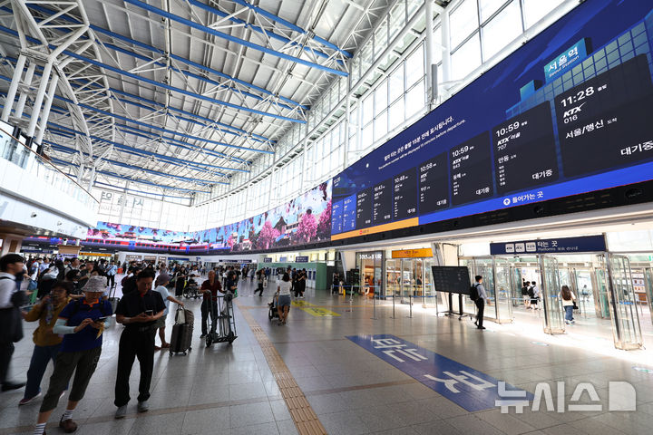 [서울=뉴시스] 최진석 기자 = 22일 시범 가동 중인 서울역 대형 전광판 Platform111에 열차 출도착 및 영상 송출 테스트를 위한 영상이 나오고 있다. 총 길이 111m, 높이 5.5m, 면적 610.5㎡의 Platform111은 시범 가동을 거쳐 다음 달 1일 정상 운영될 예정이다. 2025.08.22. myjs@newsis.com