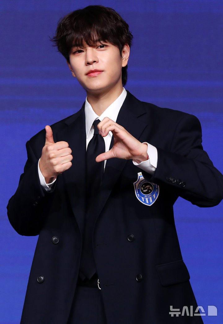 [서울=뉴시스] 김혜진 기자 = 그룹 스트레이키즈 승민이 22일 오전 서울 영등포구 콘래드 서울에서 열린 네 번째 정규앨범 '카르마'(KARMA)' 발매 기념 기자간담회에서 포즈를 취하고 있다. 2025.08.22. jini@newsis.com