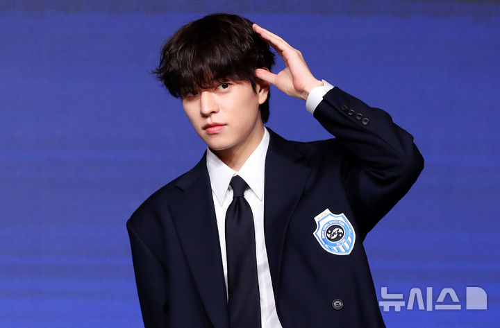 [서울=뉴시스] 김혜진 기자 = 그룹 스트레이키즈 승민이 22일 오전 서울 영등포구 콘래드 서울에서 열린 네 번째 정규앨범 '카르마'(KARMA)' 발매 기념 기자간담회에서 포즈를 취하고 있다. 2025.08.22. jini@newsis.com