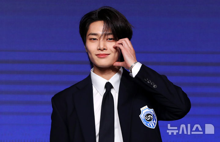 [서울=뉴시스] 김혜진 기자 = 그룹 스트레이키즈 아이엔이 22일 오전 서울 영등포구 콘래드 서울에서 열린 네 번째 정규앨범 '카르마'(KARMA)' 발매 기념 기자간담회에서 포즈를 취하고 있다. 2025.08.22. jini@newsis.com