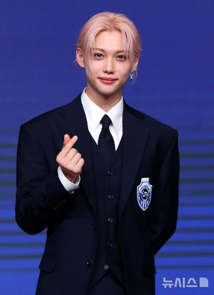 [서울=뉴시스] 김혜진 기자 = 그룹 스트레이키즈 필릭스가 22일 오전 서울 영등포구 콘래드 서울에서 열린 네 번째 정규앨범 '카르마'(KARMA)' 발매 기념 기자간담회에서 포즈를 취하고 있다. 2025.08.22. jini@newsis.com