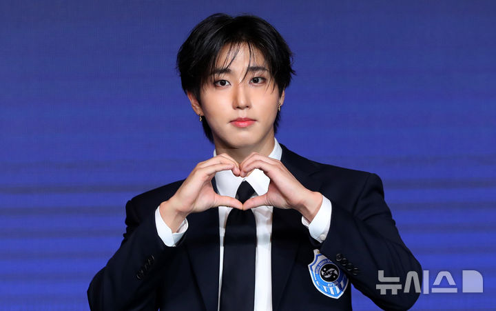 [서울=뉴시스] 김혜진 기자 = 그룹 스트레이키즈 한이 22일 오전 서울 영등포구 콘래드 서울에서 열린 네 번째 정규앨범 '카르마'(KARMA)' 발매 기념 기자간담회에서 포즈를 취하고 있다. 2025.08.22. jini@newsis.com