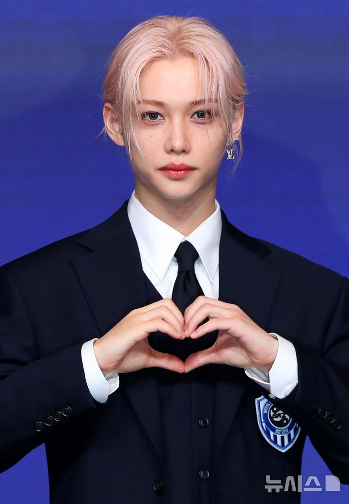 [서울=뉴시스] 김혜진 기자 = 그룹 스트레이키즈 필릭스가 22일 오전 서울 영등포구 콘래드 서울에서 열린 네 번째 정규앨범 '카르마'(KARMA)' 발매 기념 기자간담회에서 포즈를 취하고 있다. 2025.08.22. jini@newsis.com