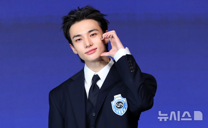 [서울=뉴시스] 김혜진 기자 = 그룹 스트레이키즈 현진이 22일 오전 서울 영등포구 콘래드 서울에서 열린 네 번째 정규앨범 '카르마'(KARMA)' 발매 기념 기자간담회에서 포즈를 취하고 있다. 2025.08.22. jini@newsis.com