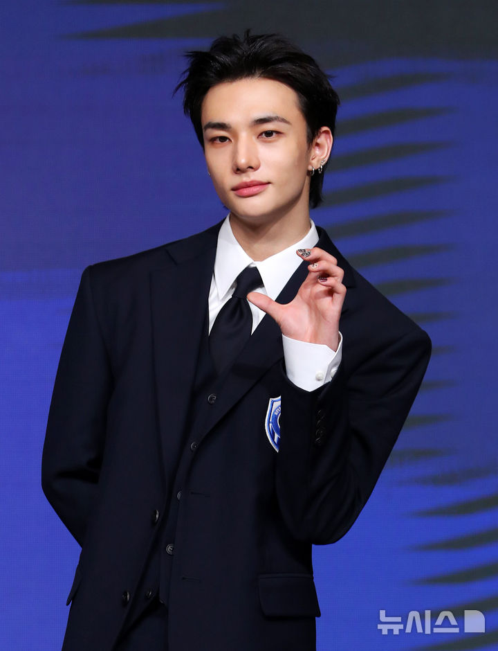 [서울=뉴시스] 김혜진 기자 = 그룹 스트레이키즈 현진이 22일 오전 서울 영등포구 콘래드 서울에서 열린 네 번째 정규앨범 '카르마'(KARMA)' 발매 기념 기자간담회에서 포즈를 취하고 있다. 2025.08.22. jini@newsis.com