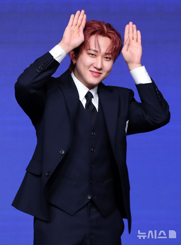 [서울=뉴시스] 김혜진 기자 = 그룹 스트레이키즈 창빈이 22일 오전 서울 영등포구 콘래드 서울에서 열린 네 번째 정규앨범 '카르마'(KARMA)' 발매 기념 기자간담회에서 포즈를 취하고 있다. 2025.08.22. jini@newsis.com