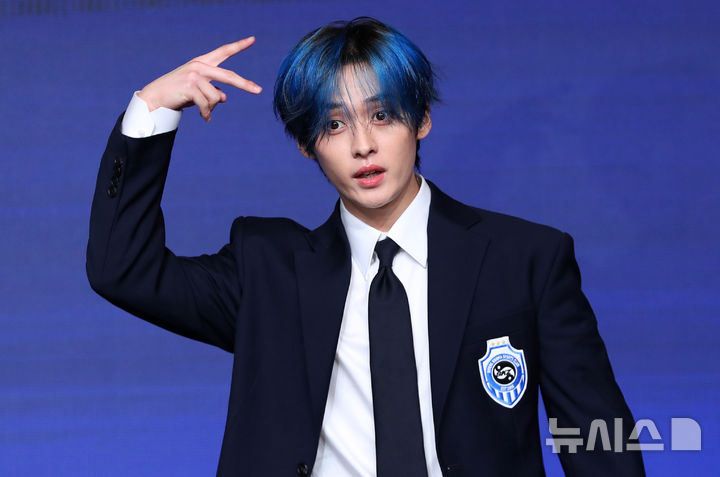 [서울=뉴시스] 김혜진 기자 = 그룹 스트레이키즈 리노가 22일 오전 서울 영등포구 콘래드 서울에서 열린 네 번째 정규앨범 '카르마'(KARMA)' 발매 기념 기자간담회에서 포즈를 취하고 있다. 2025.08.22. jini@newsis.com