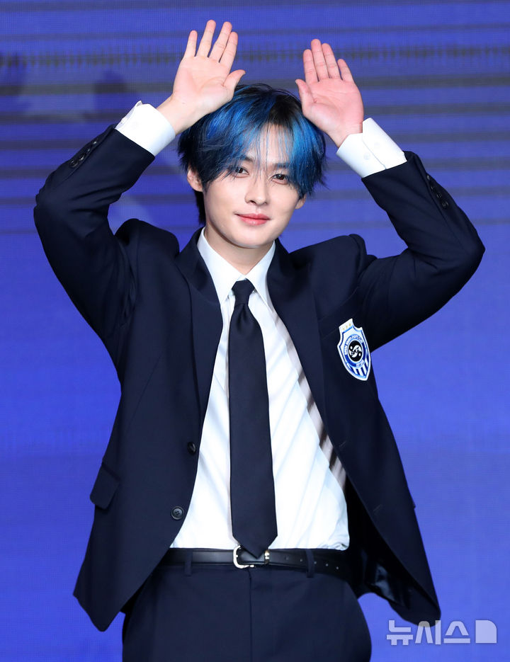 [서울=뉴시스] 김혜진 기자 = 그룹 스트레이키즈 리노가 22일 오전 서울 영등포구 콘래드 서울에서 열린 네 번째 정규앨범 '카르마'(KARMA)' 발매 기념 기자간담회에서 포즈를 취하고 있다. 2025.08.22. jini@newsis.com