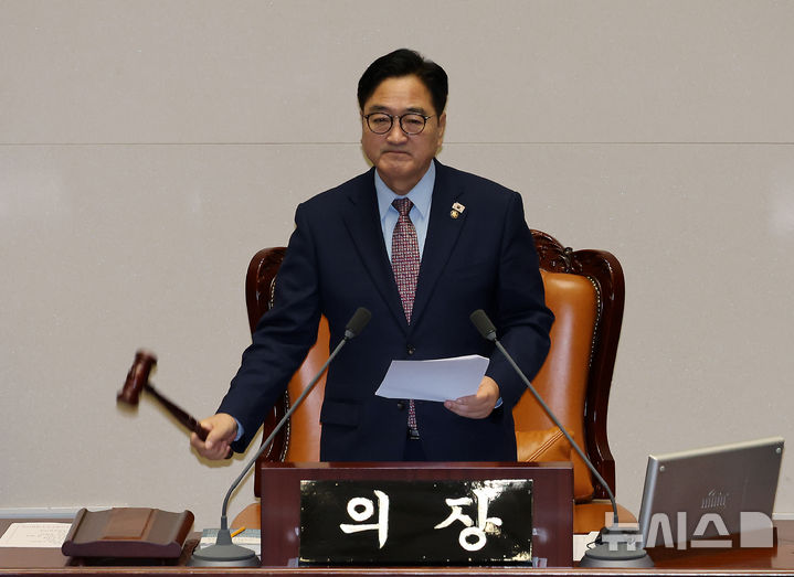 [서울=뉴시스] 김명년 기자 = 우원식 국회의장이 22일 오전 서울 여의도 국회 본회의에서 의사봉을 두드리고 있다. 2025.08.22. kmn@newsis.com