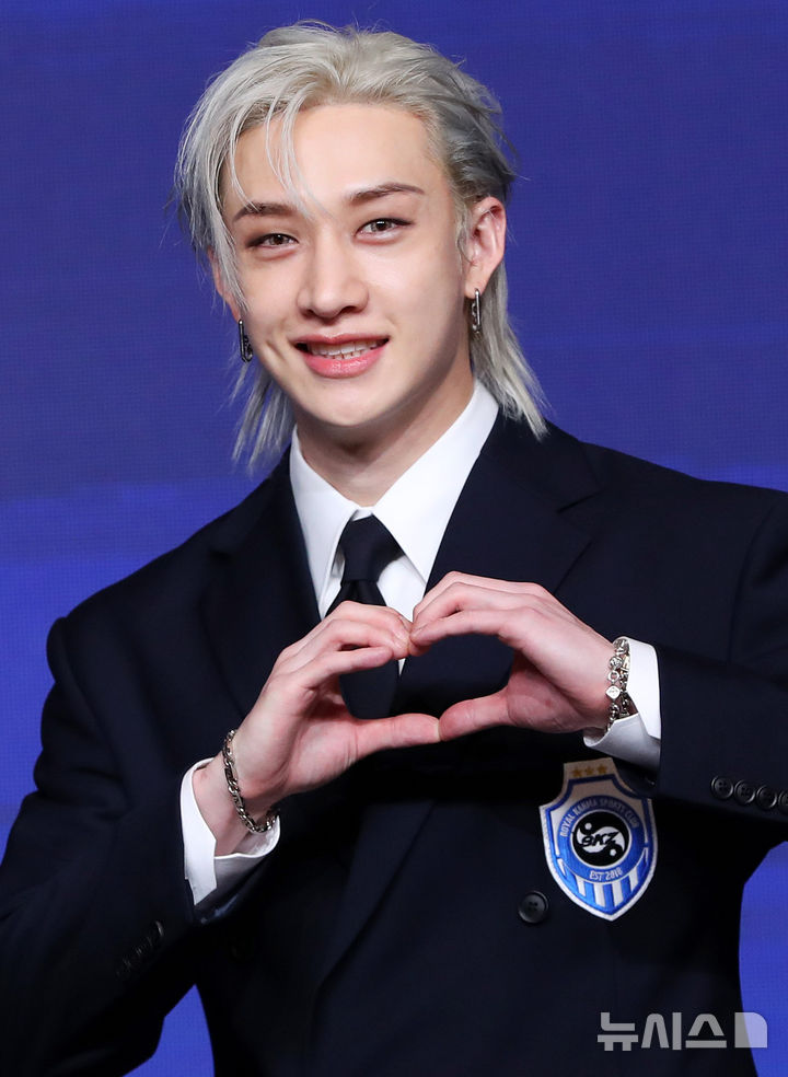 [서울=뉴시스] 김혜진 기자 = 그룹 스트레이키즈 방찬이 22일 오전 서울 영등포구 콘래드 서울에서 열린 네 번째 정규앨범 '카르마'(KARMA)' 발매 기념 기자간담회에서 포즈를 취하고 있다. 2025.08.22. jini@newsis.com