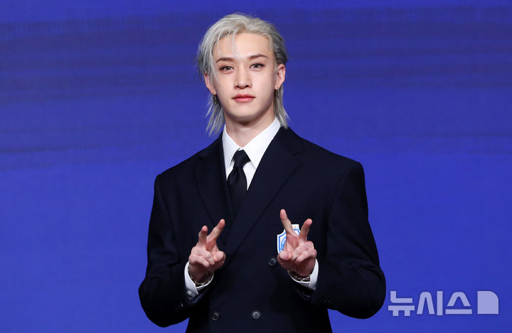 [서울=뉴시스] 김혜진 기자 = 그룹 스트레이키즈 방찬이 22일 오전 서울 영등포구 콘래드 서울에서 열린 네 번째 정규앨범 '카르마'(KARMA)' 발매 기념 기자간담회에서 포즈를 취하고 있다. 2025.08.22. jini@newsis.com