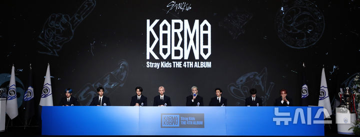 [서울=뉴시스] 김혜진 기자 = 그룹 스트레이키즈 방찬(왼쪽 다섯번째)이 22일 오전 서울 영등포구 콘래드 서울에서 열린 네 번째 정규앨범 '카르마'(KARMA)' 발매 기념 기자간담회에서 취재진의 질문에 답하고 있다. 2025.08.22. jini@newsis.com