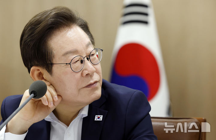 [서울=뉴시스] 최동준 기자 = 이재명 대통령이 22일 서울 용산 대통령실 청사에서 열린 제1회 국가과학기술자문회의 전원회의에서 참석자 의견을 듣고 있다. 2025.08.22. photocdj@newsis.com