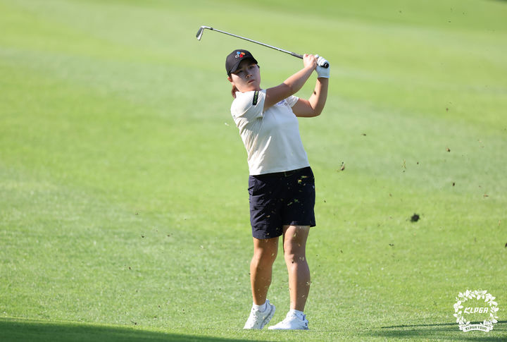 [서울=뉴시스] 22일 경기 포천 포천힐스CC에서 열린 BC카드 한경 레이디스컵 2라운드 12번홀에서 홍정민이 아이언샷을 하고 있다. (사진=KLPGA 제공) 2025.08.22. photo@newsis.com *재판매 및 DB 금지