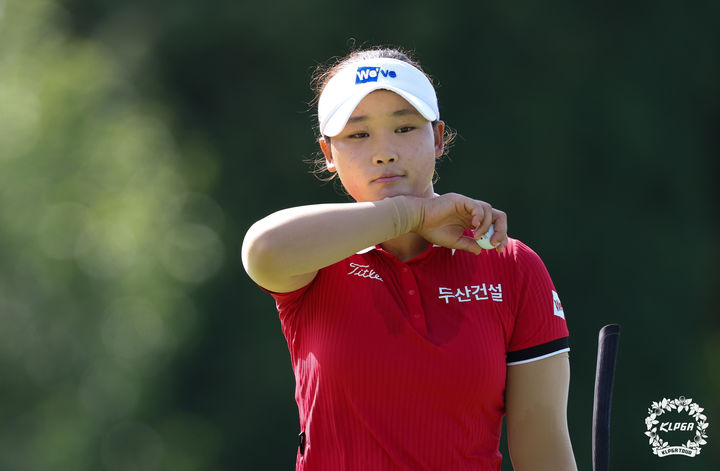 [서울=뉴시스] 22일 경기 포천 포천힐스CC에서 열린 BC카드 한경 레이디스컵 2라운드 14번홀에서 김민솔이 파세이브 후 홀아웃 하고 있다. (사진=KLPGA 제공) 2025.08.22. photo@newsis.com *재판매 및 DB 금지