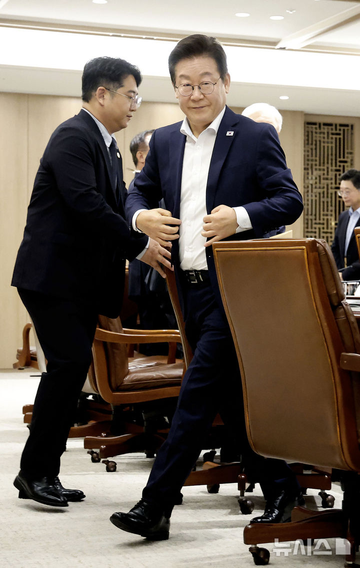 [서울=뉴시스] 최동준 기자 = 이재명 대통령이 22일 서울 용산 대통령실 청사에서 열린 제1회 국가과학기술자문회의 전원회의를 마치고 퇴장하고 있다. 2025.08.22. photocdj@newsis.com